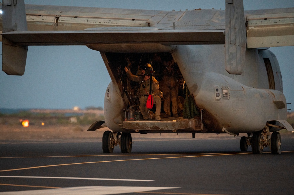 Marines and Pjs conduct hoist training