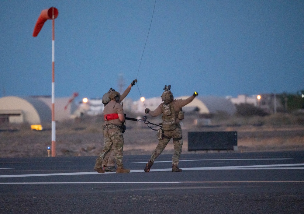 Marines and Pjs conduct hoist training