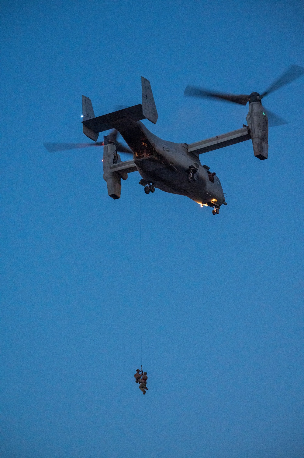 Marines and Pjs conduct hoist training