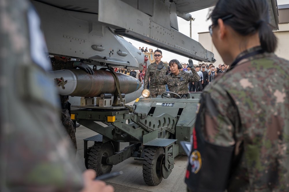 8th FW hosts bilateral Peninsula-wide munitions load competition