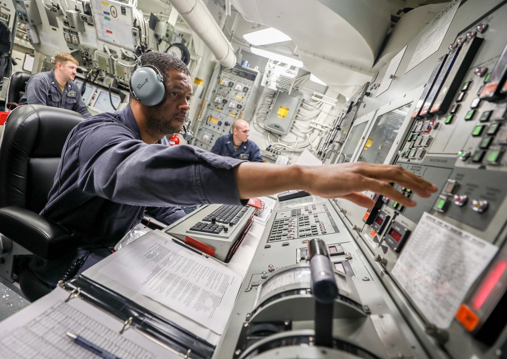 USS Dewey (DDG 105) Conducts Engineering Training Team Drills