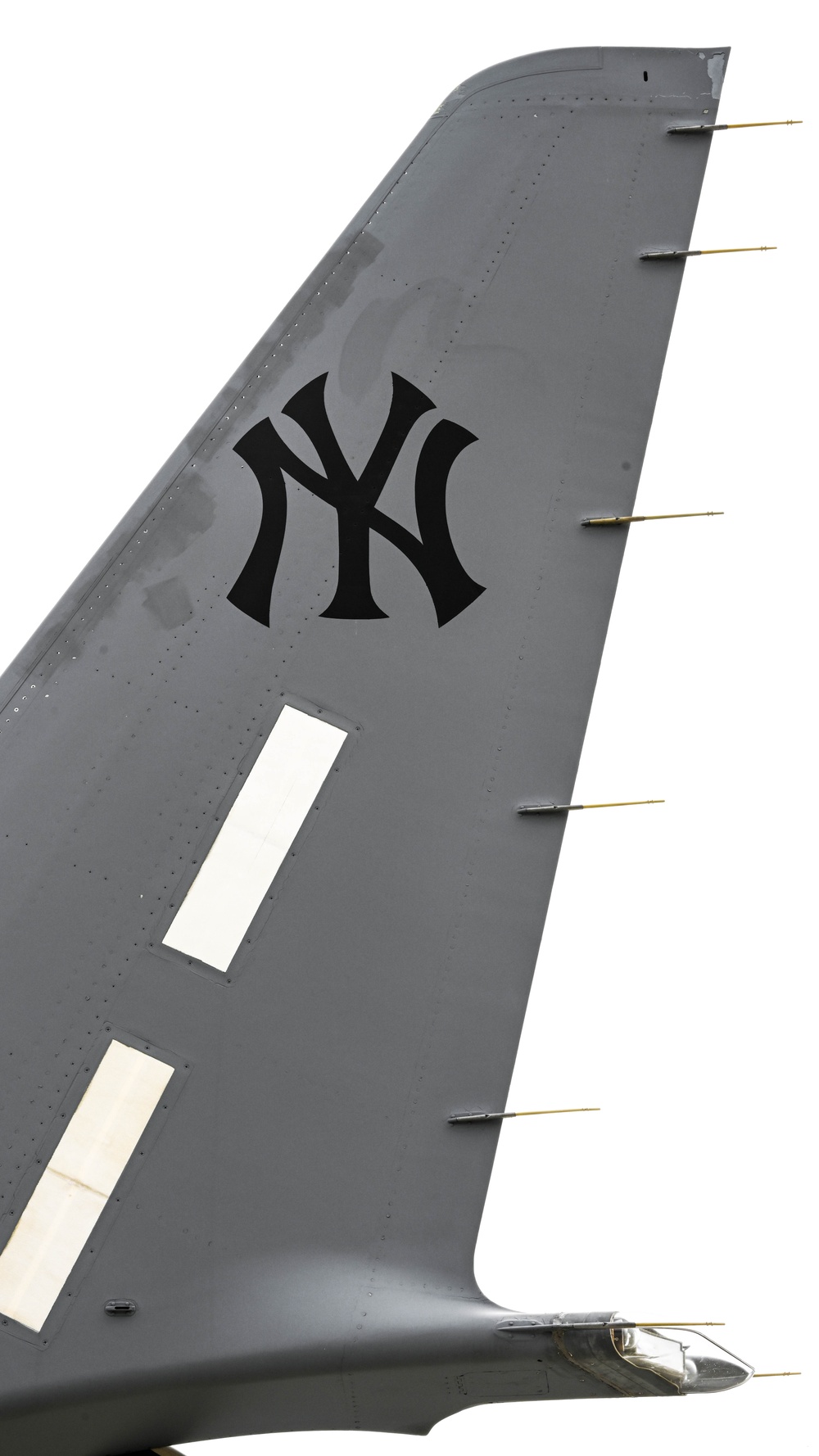 Air Guard’s 105th Airlift Wing honors New York Yankees and NYPD