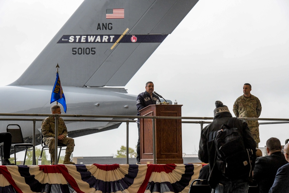 Air Guard’s 105th Airlift Wing honors New York Yankees and NYPD