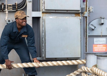 Abraham Lincoln departs San Diego bay