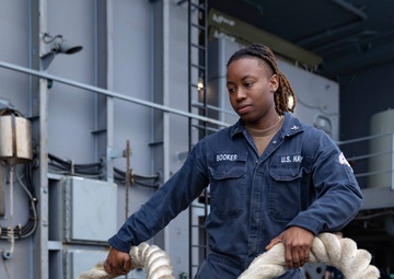 Abraham Lincoln departs San Diego bay