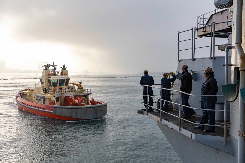 Abraham Lincoln departs San Diego bay