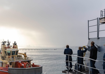 Abraham Lincoln departs San Diego bay