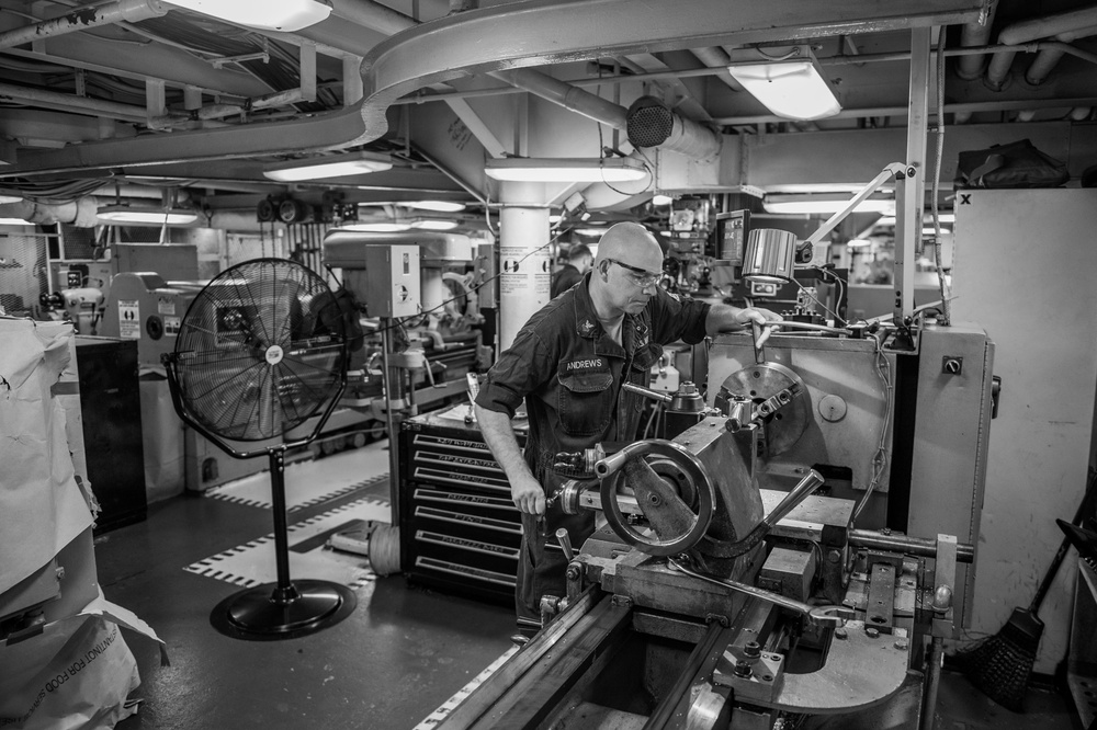 USS Carl Vinson (CVN 70) Sailors Perform Repair Work