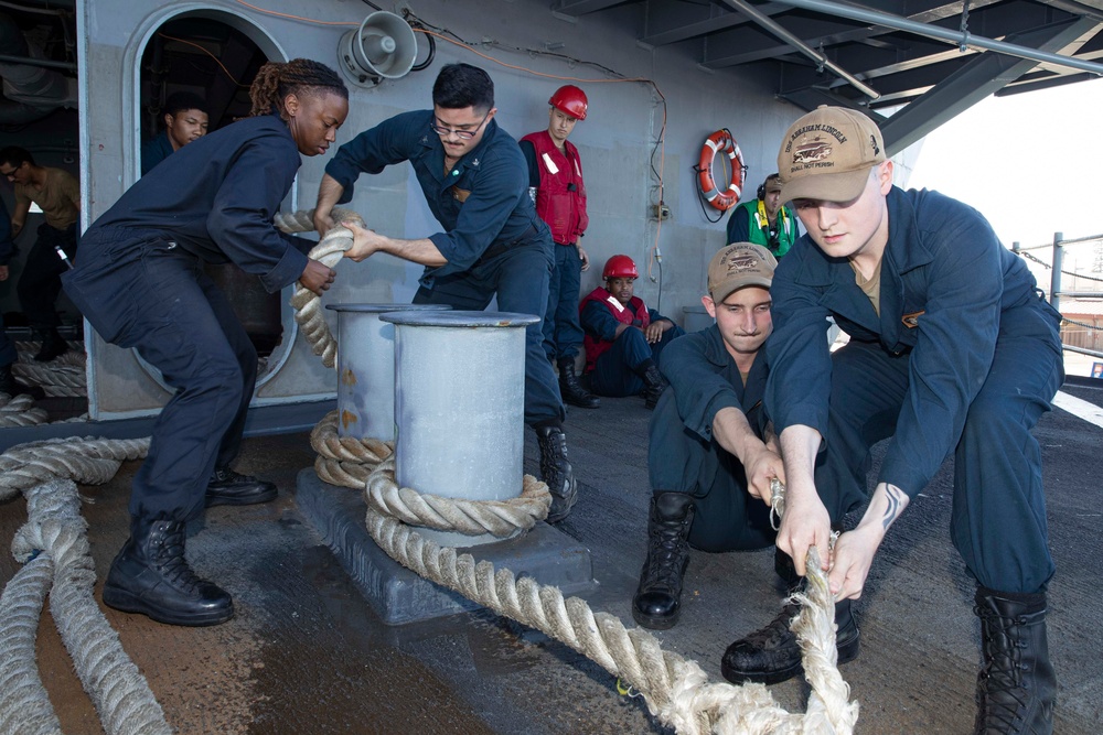 USS Abraham Lincoln pulls into San Diego