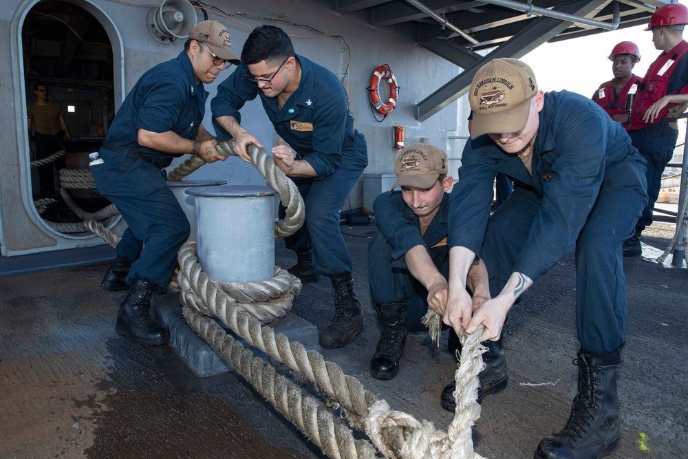 USS Abraham Lincoln pulls into San Diego