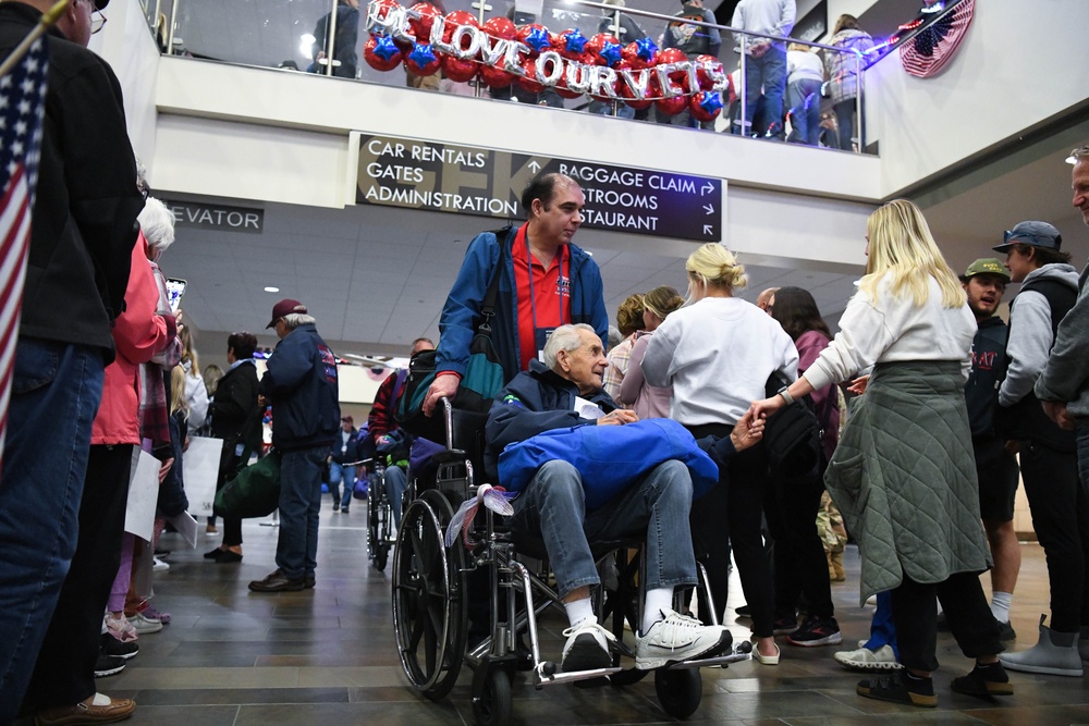 Grand Forks welcomes home Veteran's Honor Flight of ND, MN