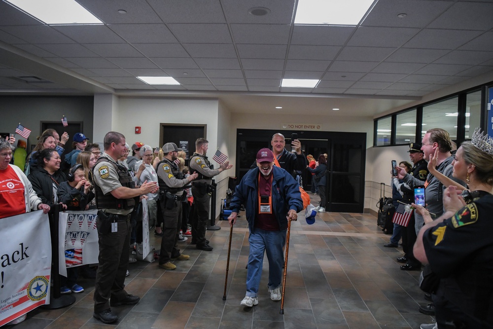 Grand Forks welcomes home Veteran's Honor Flight of ND, MN