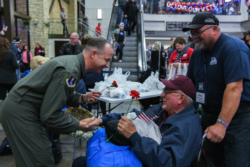 Grand Forks welcomes home Veteran's Honor Flight of ND, MN