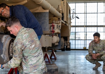 Oshkosh provides expert training to Ivy Division Mechanics