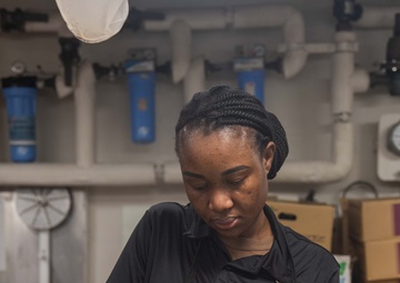 USS Ronald Reagan (CVN 76) Sailors prepare food in the galley