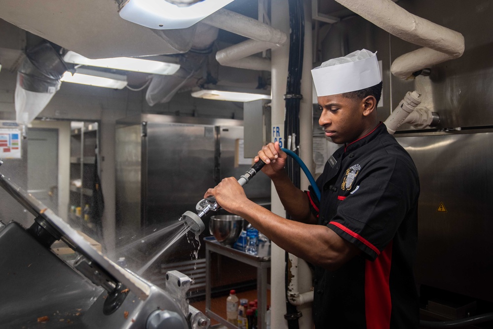 USS Ronald Reagan (CVN 76) Sailors prepare food in the galley