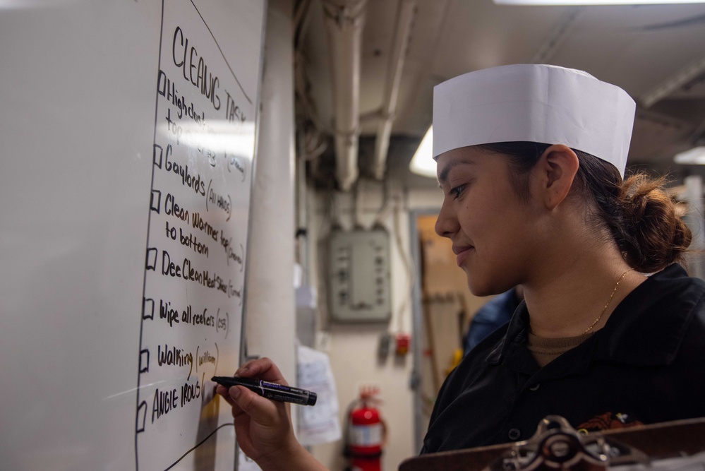 USS Ronald Reagan (CVN 76) Sailors prepare food in the galley