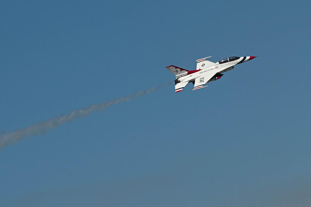 Thunderbirds arrive at LRAFB