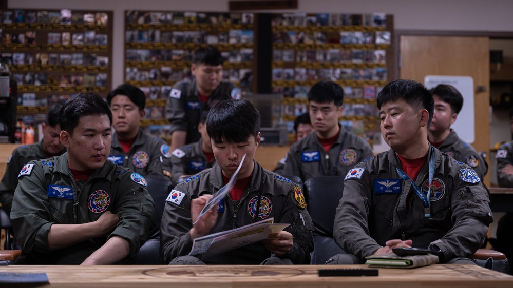 Kunsan pilots open doors to ROK Air Force partners