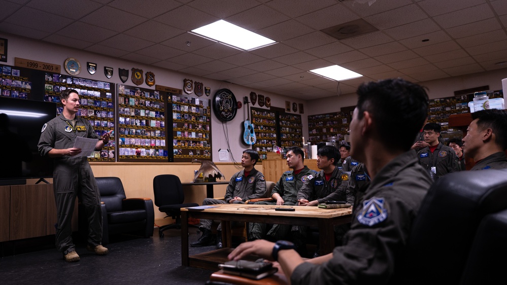 Kunsan pilots open doors to ROK Air Force partners