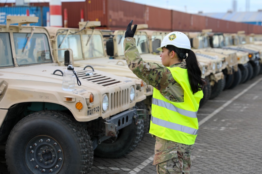 Dutch military and contractors provide port assistance for incoming US aviation brigade