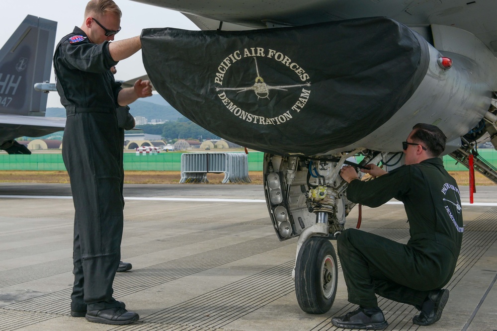 PACAF F-16 Demo Team prepares for Seoul ADEX 2023