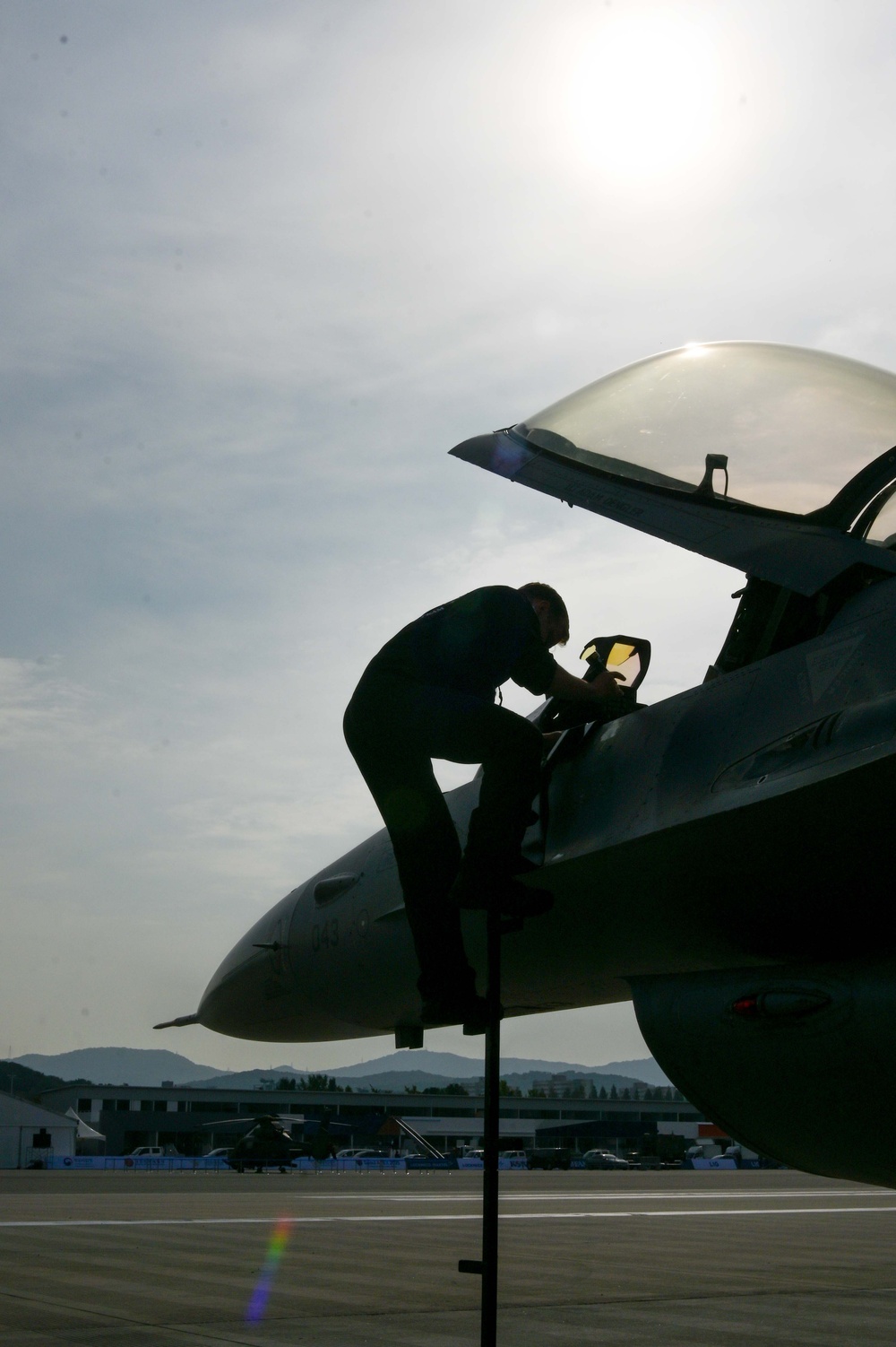 PACAF F-16 Demo Team prepares for Seoul ADEX 2023