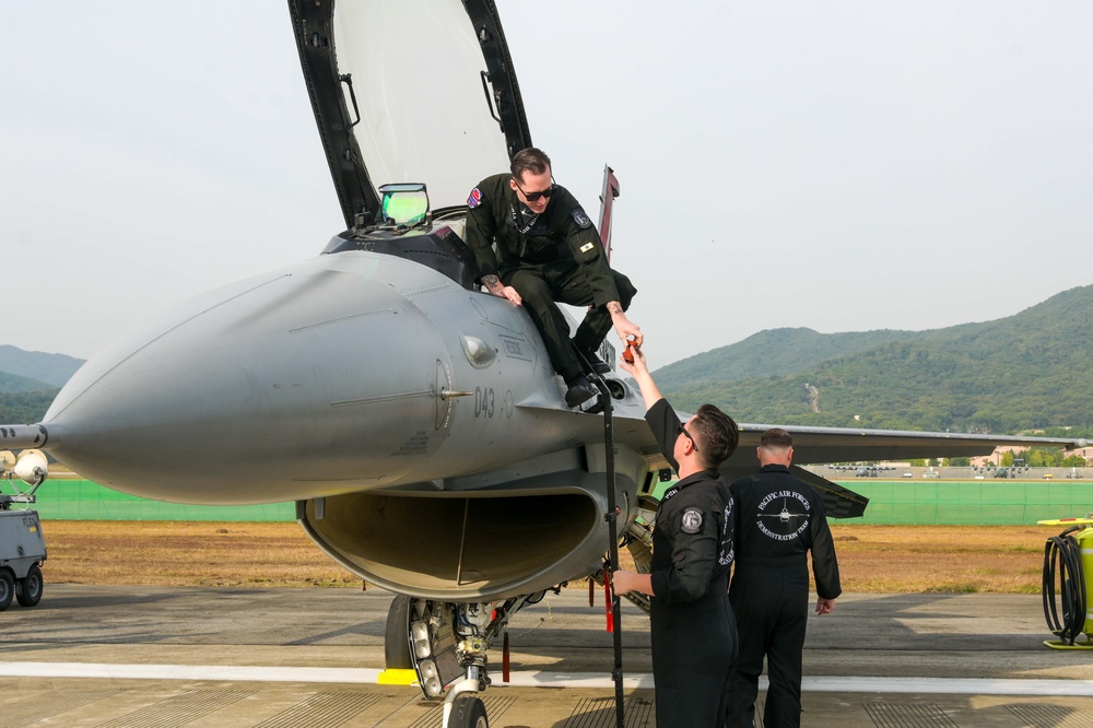 PACAF F-16 Demo Team prepares for Seoul ADEX 2023