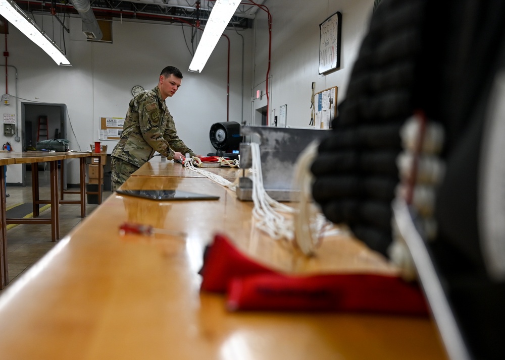 Packing parachutes
