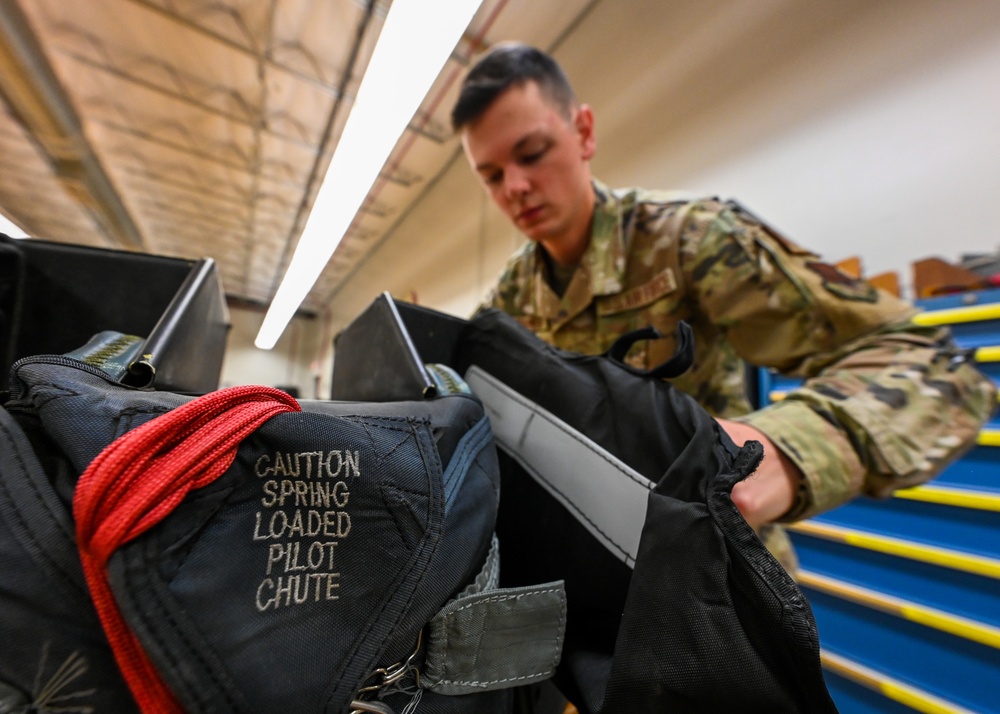 Packing parachutes