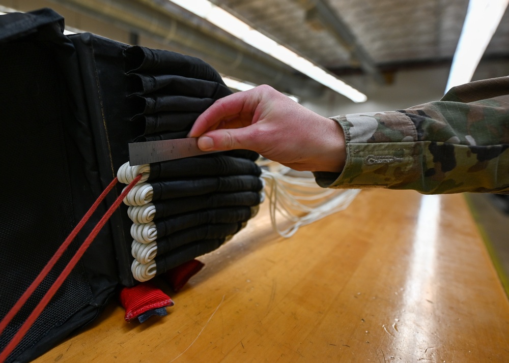 Packing parachutes