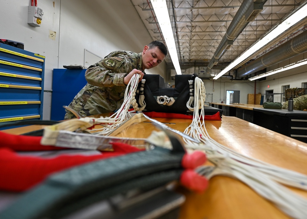 Packing parachutes