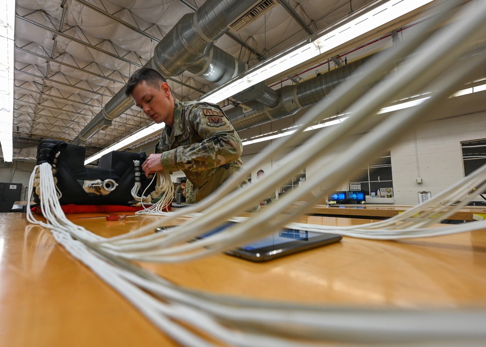 Packing parachutes
