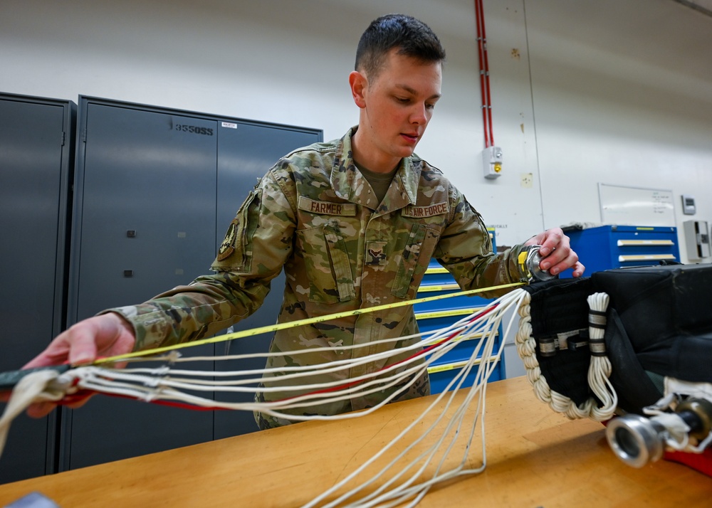 Packing parachutes