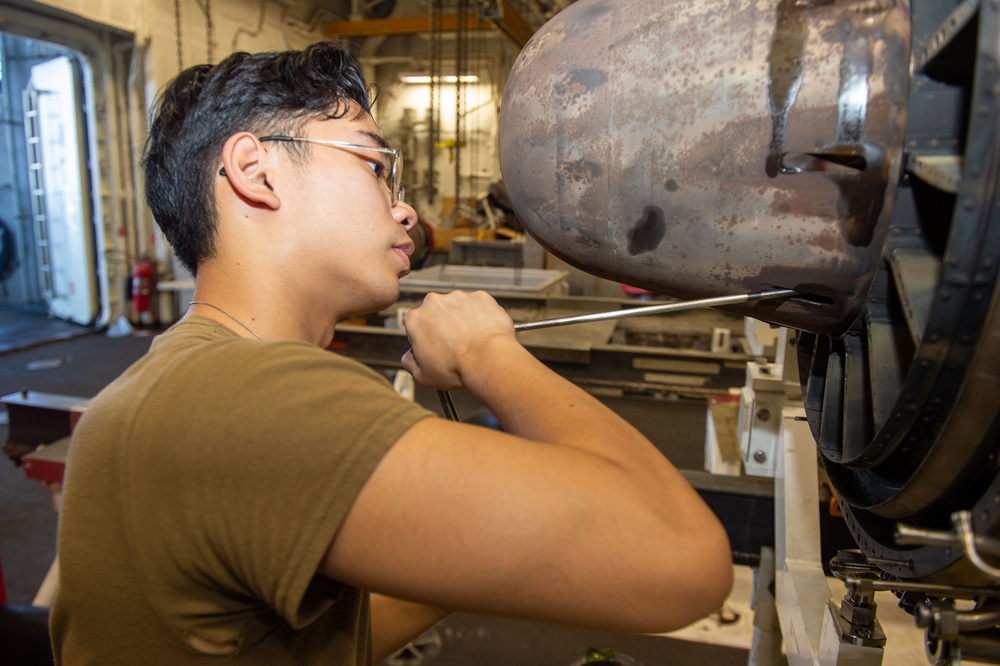 USS Ronald Reagan (CVN 76) Sailors perform maintenance