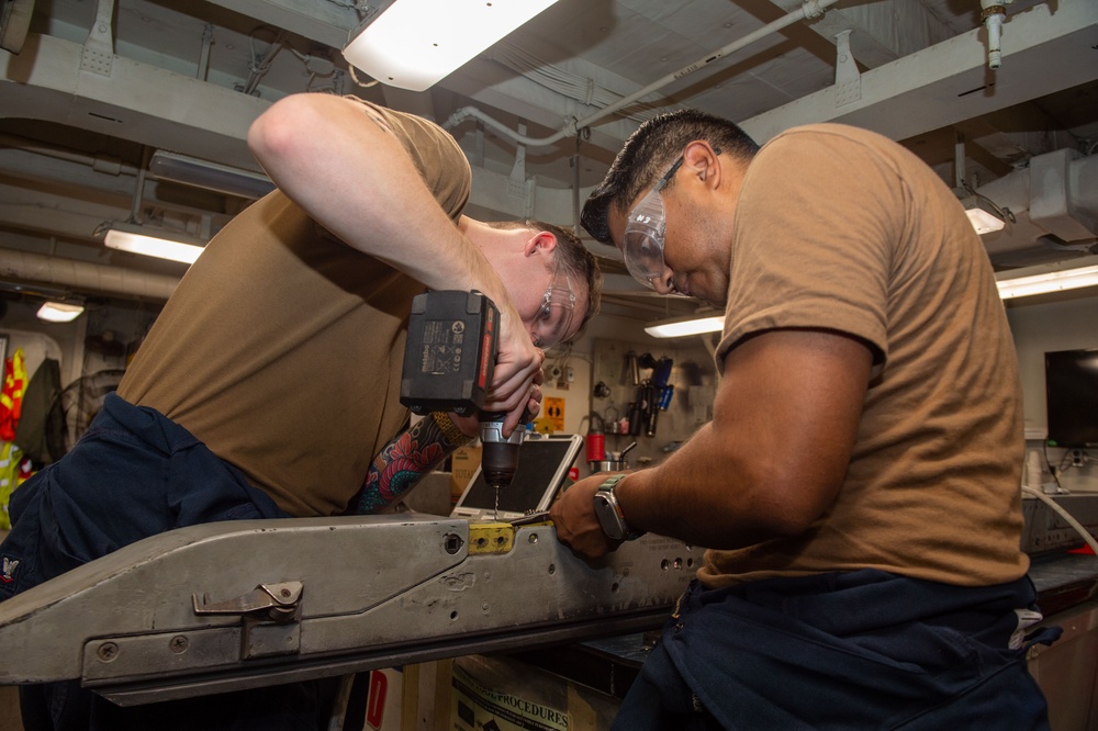 USS Ronald Reagan (CVN 76) Sailors perform maintenance