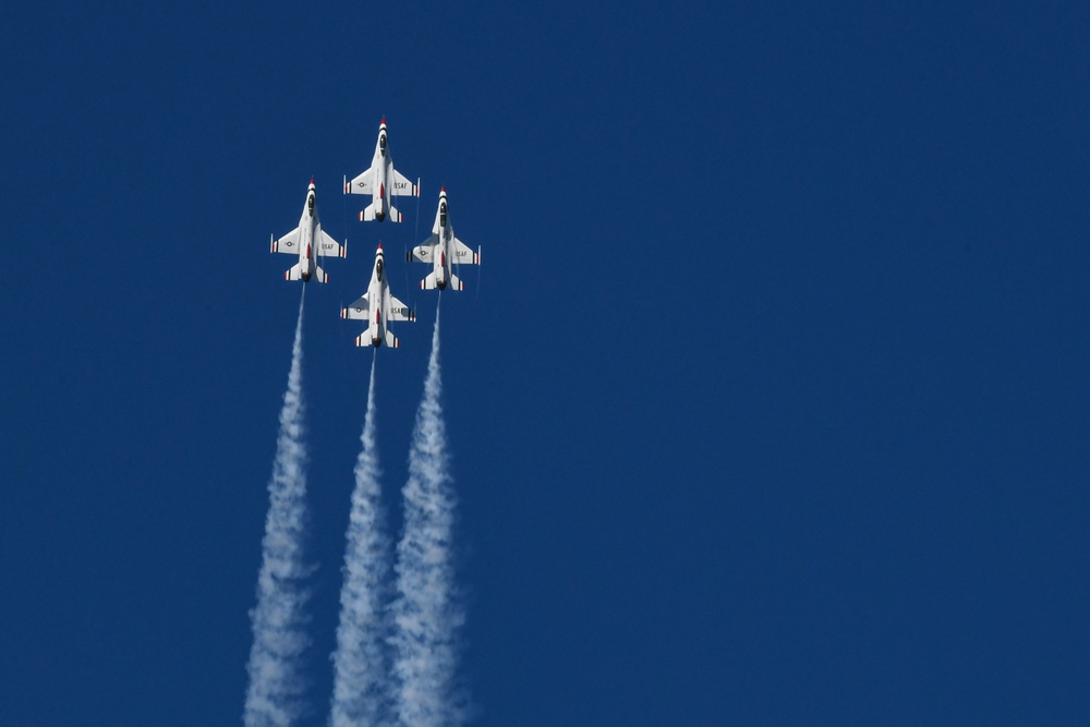 USAF Thunderbirds finally arrive for TOTR