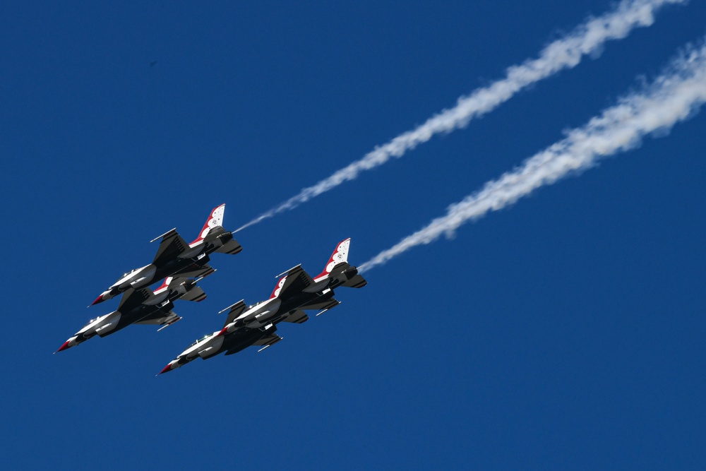 USAF Thunderbirds finally arrive for TOTR