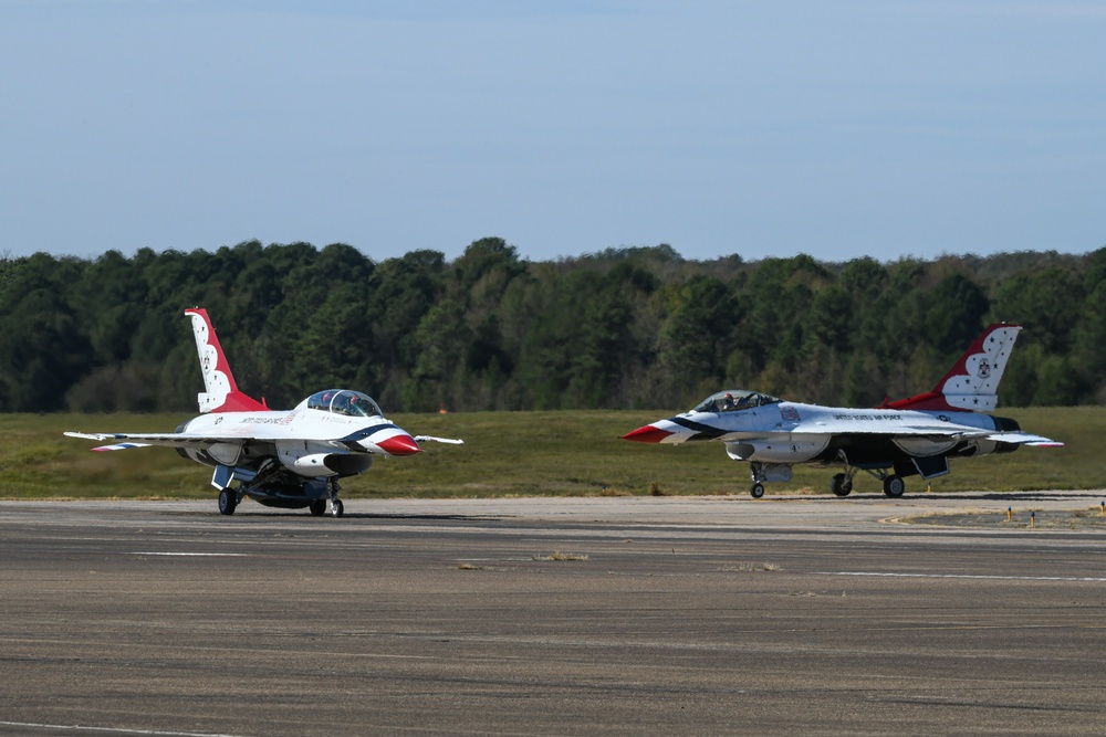 USAF Thunderbirds arrive for TOTR