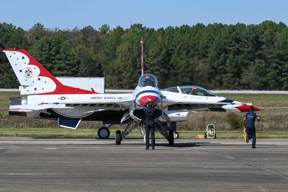 USAF Thunderbirds arrive for TOTR