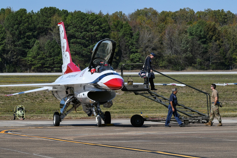 USAF Thunderbirds arrive for TOTR