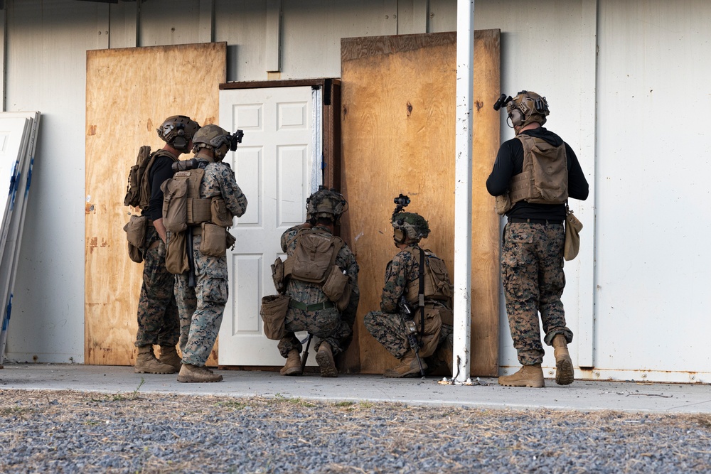 1st Bn., 4th Marines trains in different breaching methods