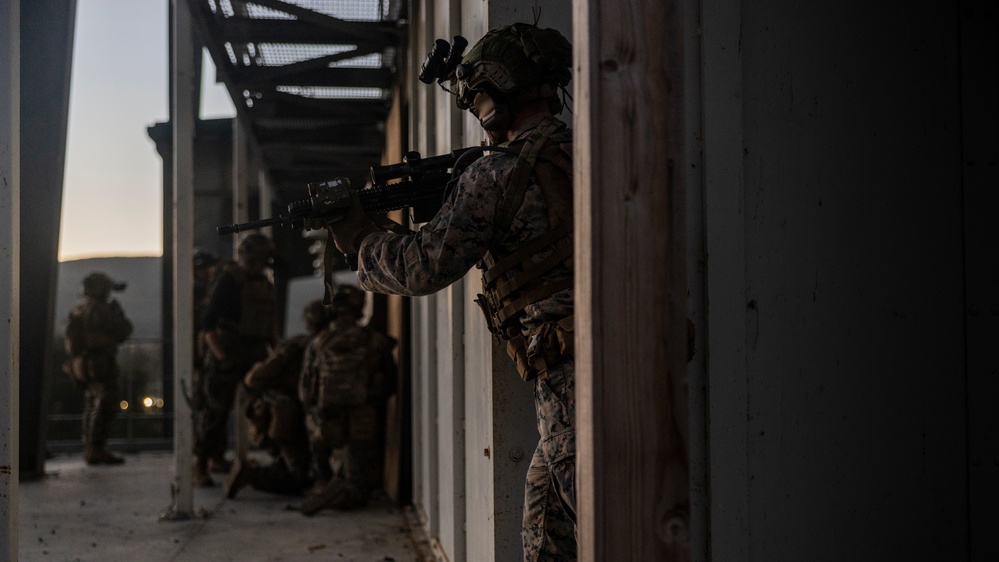 1st Bn., 4th Marines trains in different breaching methods