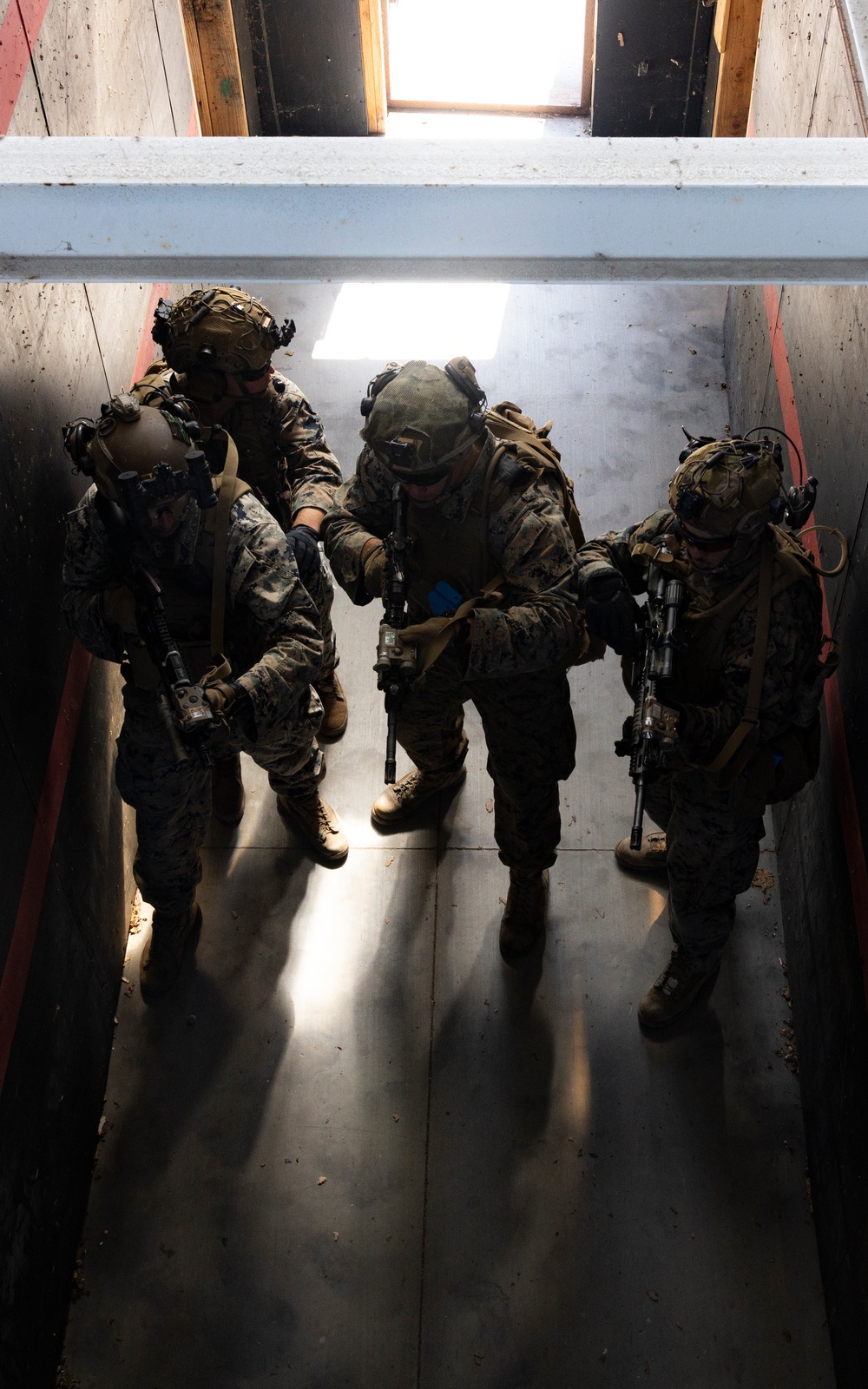 1st Bn., 4th Marines clears buildings during EOTG raid leaders course