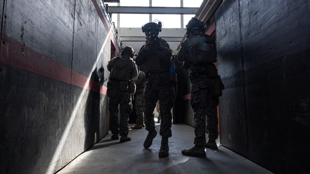 DVIDS - Images - 1st Bn., 4th Marines clears buildings during EOTG raid ...