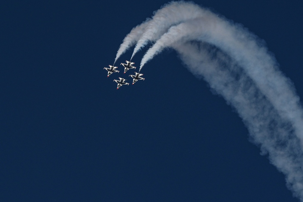 Thunderbirds practice for Thunder Over the Rock Air Show