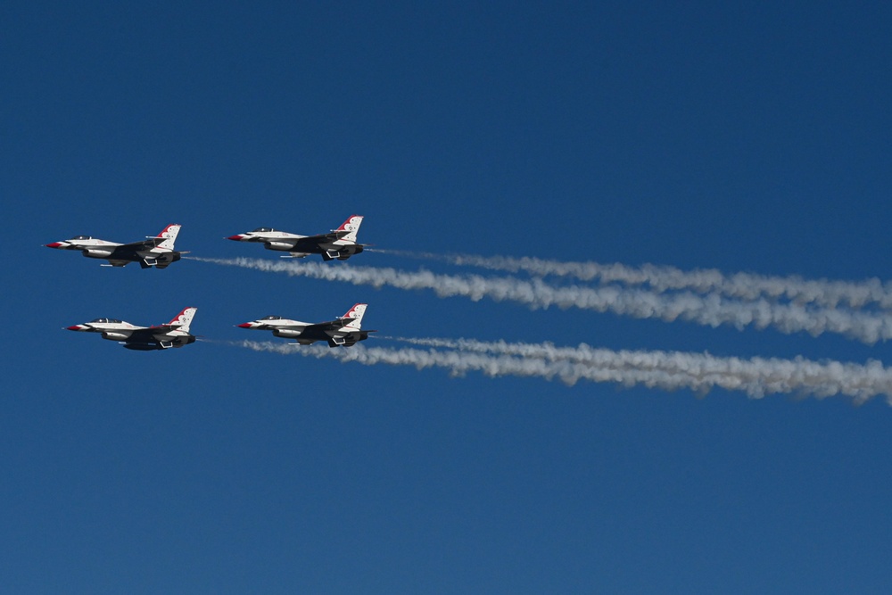 Thunderbirds practice for Thunder Over the Rock Air Show