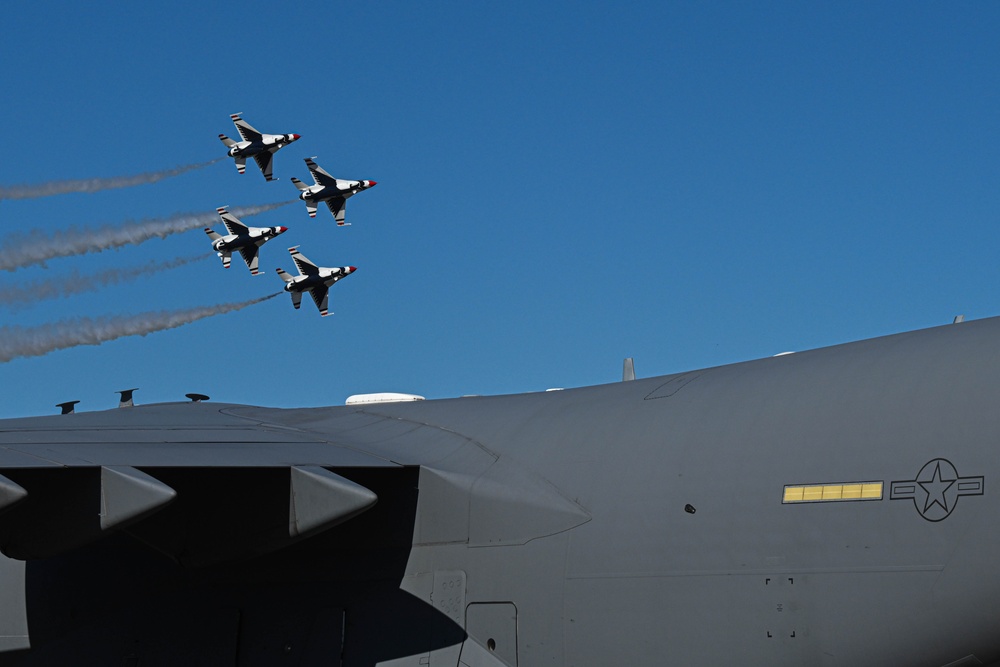 Thunderbirds practice for Thunder Over the Rock Air Show