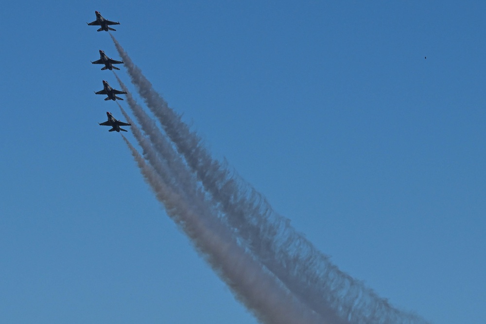 Thunderbirds practice for Thunder Over the Rock Air Show