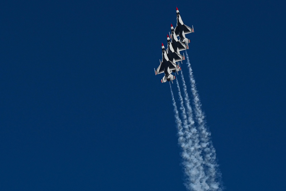 Thunderbirds practice for Thunder Over the Rock Air Show